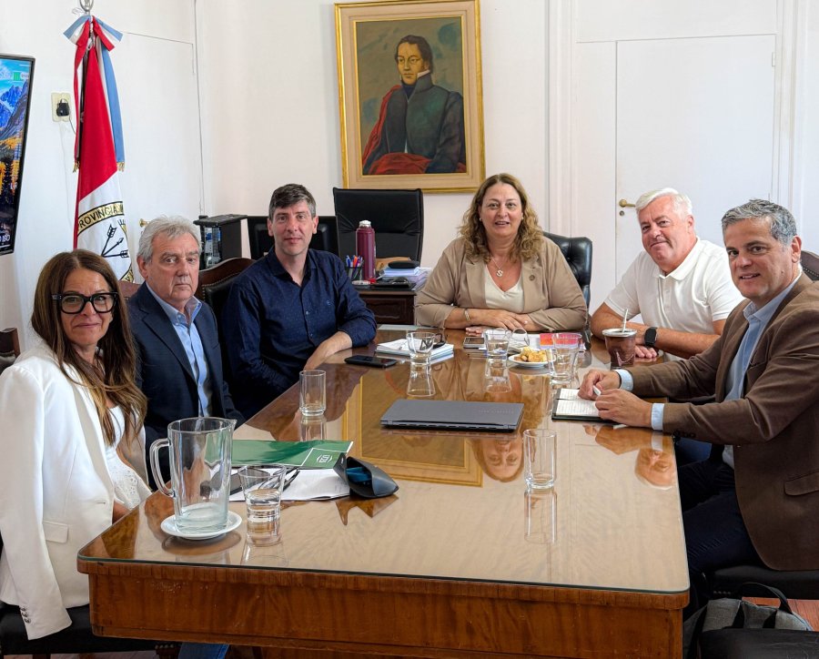 La reuni&oacute;n de representantes de UCES Sede Rafaela con la ministra de Salud de Santa Fe, Silvia Ciancio.