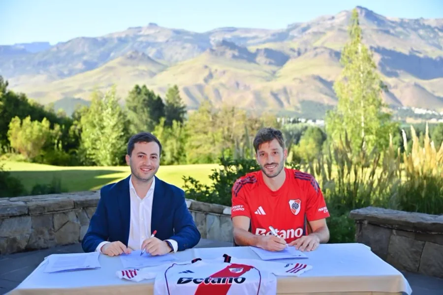 Mat&iacute;as Vi&ntilde;a, lateral uruguayo, firm&oacute; contrato con River hasta diciembre del 2026.