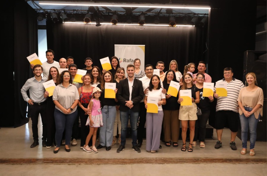 El intendente Leonardo Viotti, las concejales Vale Soltermam y Carla Boidi, el titular de Empleo, Augusto Rolando y las secretarias Patricia Imoberdorf y Silvina Bravino junto a los emprendedores.