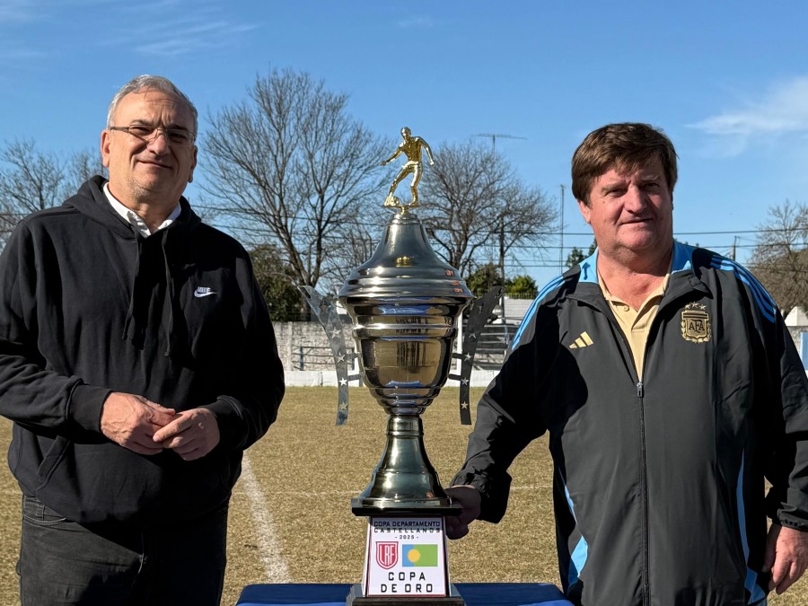 TODO LISTO PARA EL TORNEO. Calvo y Zbrun con el trofeo.
