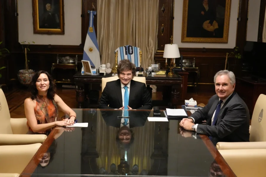 La presidenta de la Comunidad de Madrid, Isabel D&iacute;az Ayuso, junto al presidente Javier Milei y el canciller, Pablo Quirno.