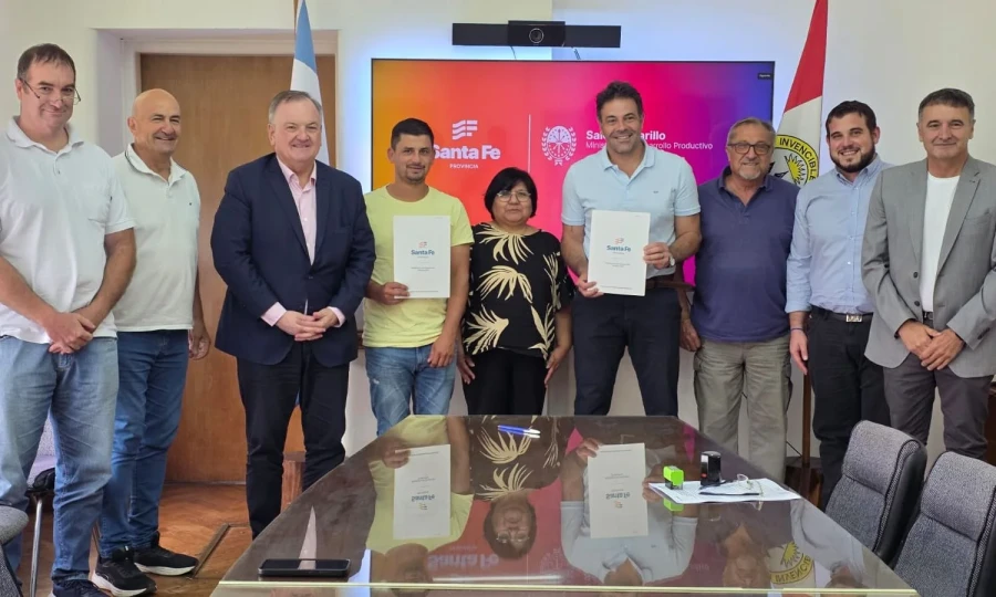Participantes en la firma del convenio Caminos Productivos.