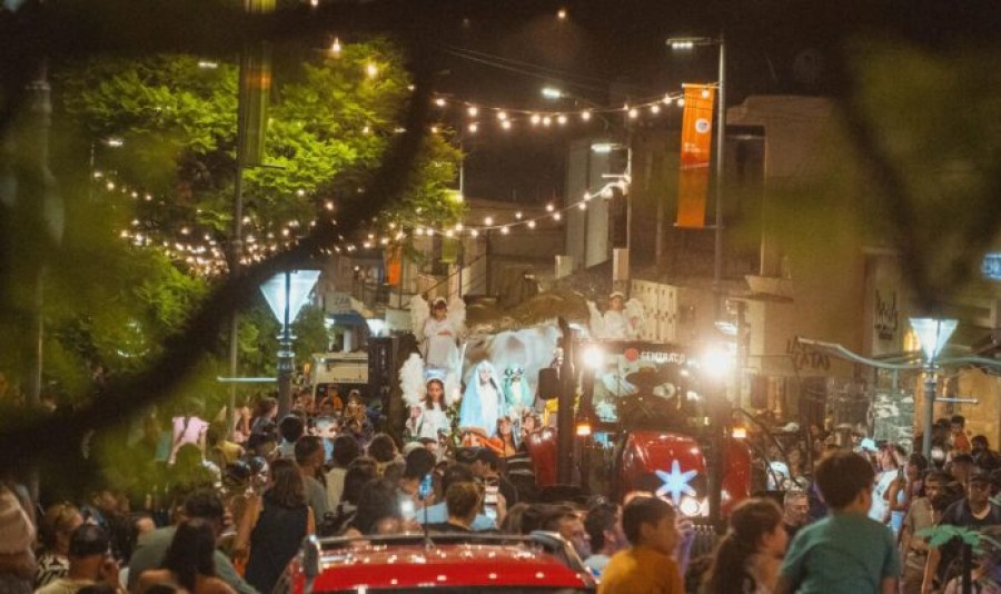 DESFILE. La marcha de la carroza rodeada por la comunidad.