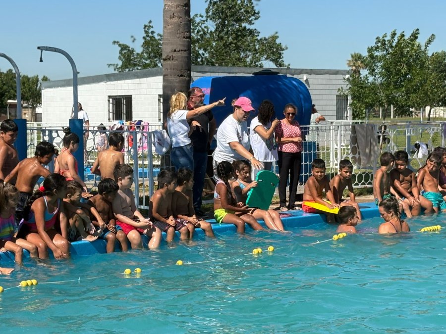 PILETA. Un grupo de ni&ntilde;os disfrutan del agua durante la visita de las autoridades.