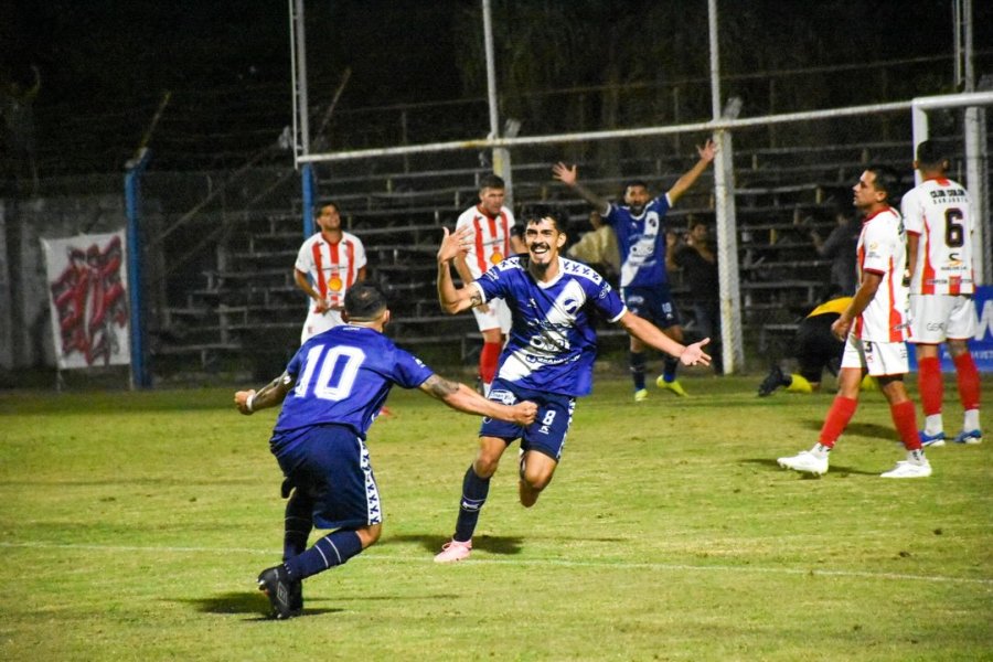 GOL IMPORTANTE. Franco Villalba festeja el tercer tanto en la victoria del encuentro disputado el domingo pasado.