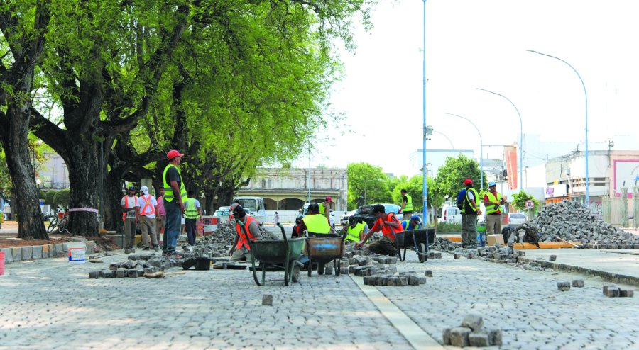 READOQUINADO. Hasta el momento se completaron tres de las ocho cuadras previstas que rodean a la plaza m&aacute;s importante de la ciudad.