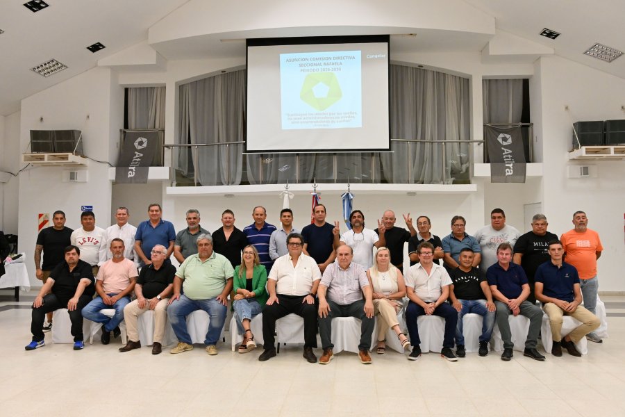 HAY EQUIPO. Domingo Possetto con Gino Colasso como secretario adjunto y el resto de los integrantes de la Comisi&oacute;n Directiva.