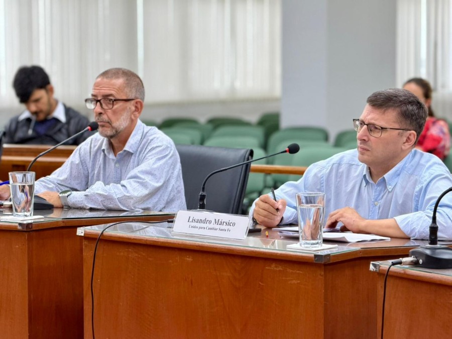 Los concejales oficialistas de Unidos, Juan Scavino y Lisandro M&aacute;rsico, durante una reuni&oacute;n a la que no asistieron los integrantes del bloque del PJ por tener un compromiso definido con anterioridad. (FOTO PRENSA CONCEJO)