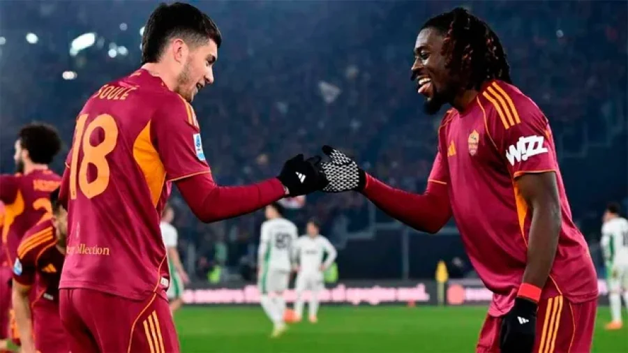 Mat&iacute;as Soul&eacute; celebra su tanto con Manu Kon&eacute;.