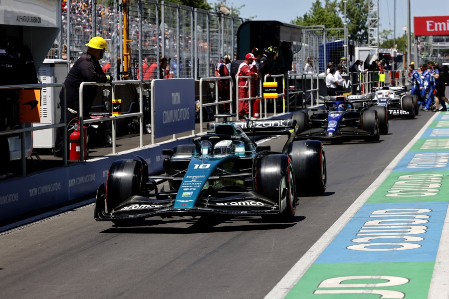 Los autos dispuestos en la calle de boxes para salir a clasificar.