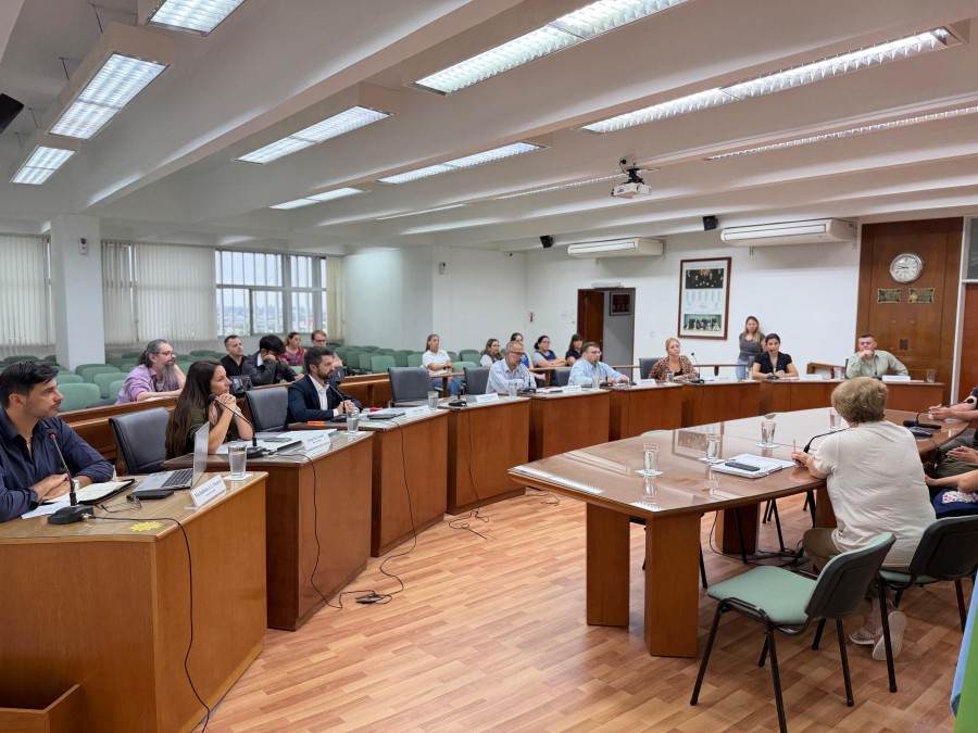 Los concejales, el viernes al recibir a representantes de jardines maternales.