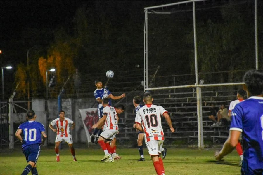 DELANTERO. Kevin Vel&aacute;zquez intentar&aacute; gravitar como en el primer partido.