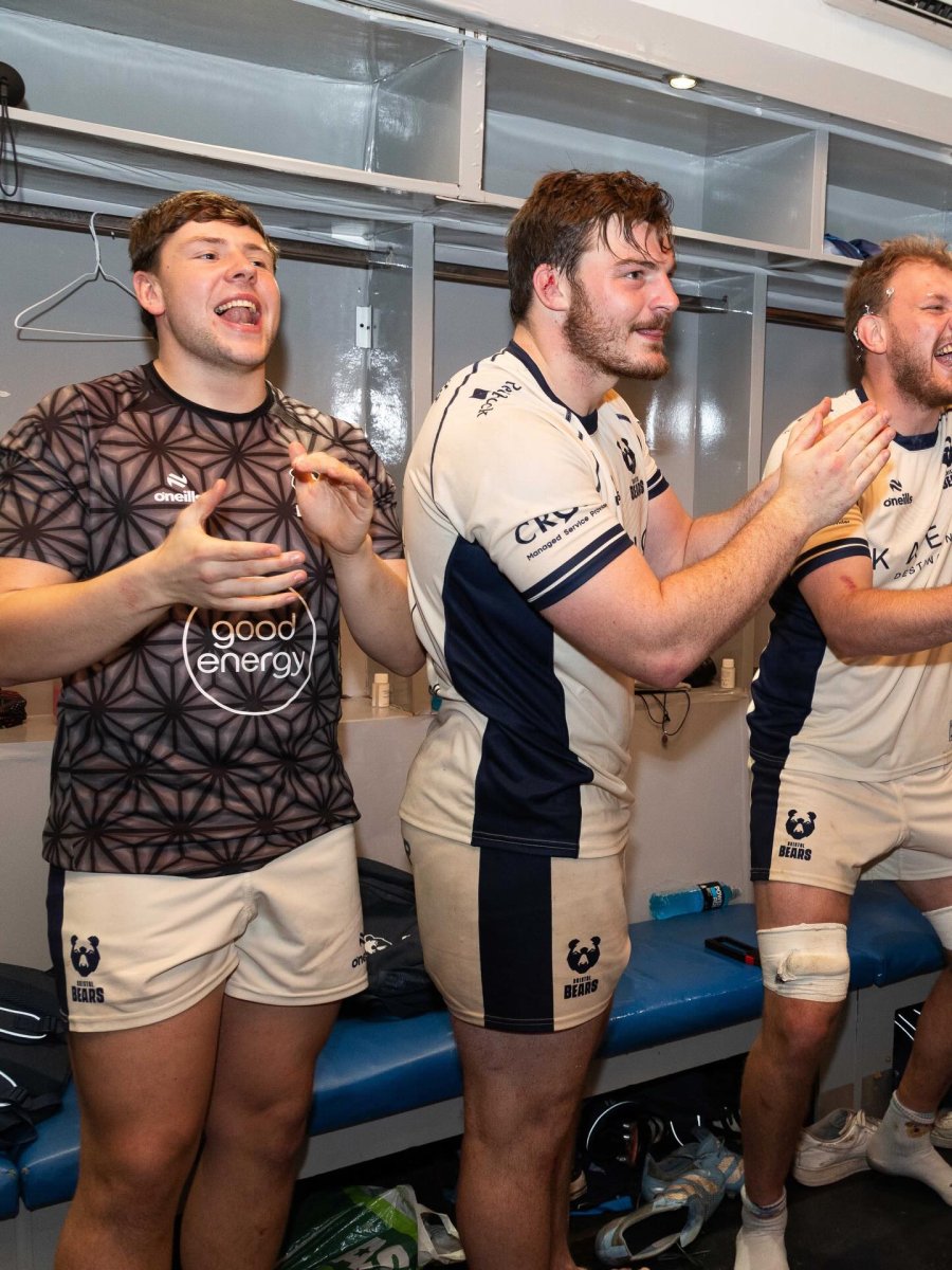 EN EL VESTUARIO. El festejo del rafaelino junto a sus compa&ntilde;eros.