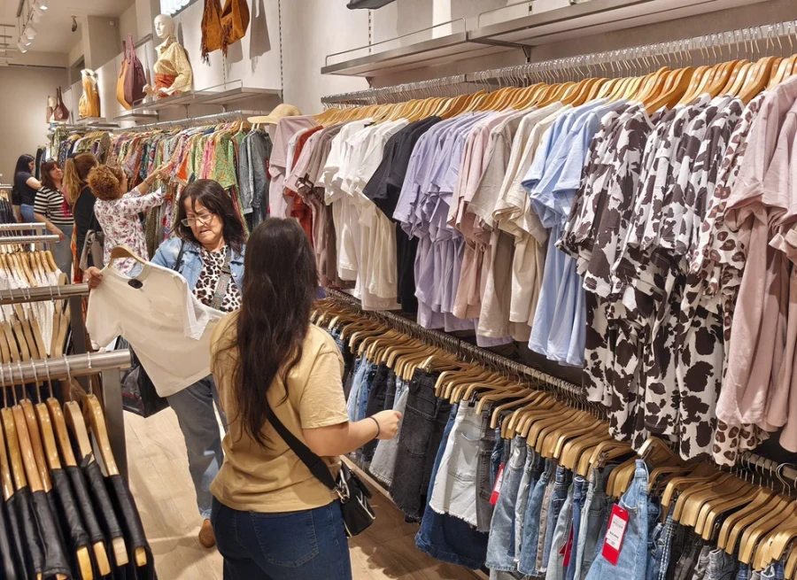 Las ventas minoristas crecieron 5,2% mensual en diciembre.