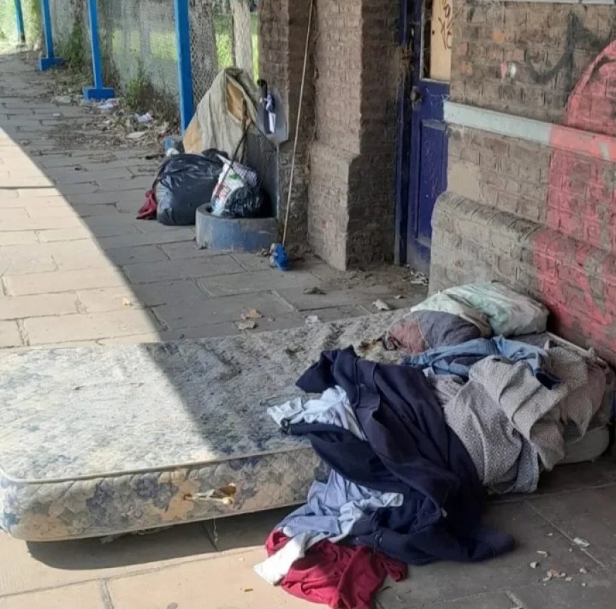 PREOCUPACION. En la vereda del predio donde funciona el club est&aacute;n las personas en situaci&oacute;n de calle.