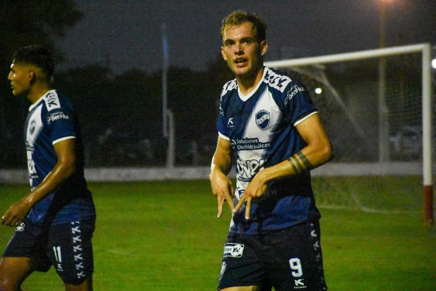 PRESENTE POR DUPLICADO. Bono hizo los dos goles para el d&eacute;cimo triunfo de la BH en el torneo.