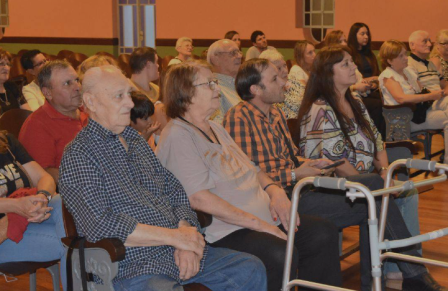 La autora Norma Davicino junto a familiares y amigos durante la presentaci&oacute;n del libro "Una chica de campo". (COMUNA DE ATALIVA)