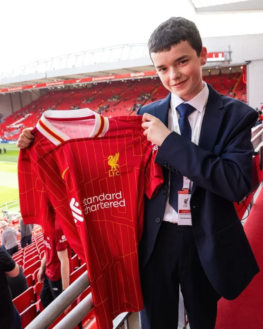 Owen Cooper posando con la camiseta del Liverpool.