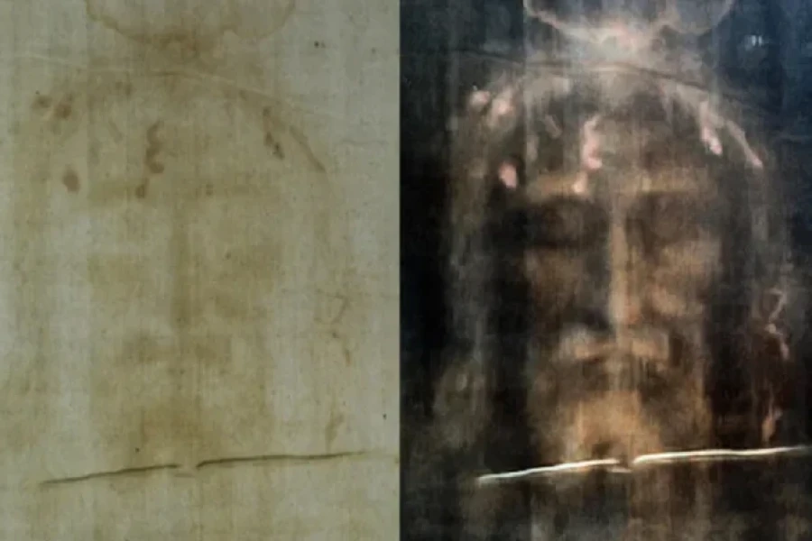 La S&aacute;bana Santa de Tur&iacute;n con filtros digitales positivos (izquierda) y negativos (derecha).