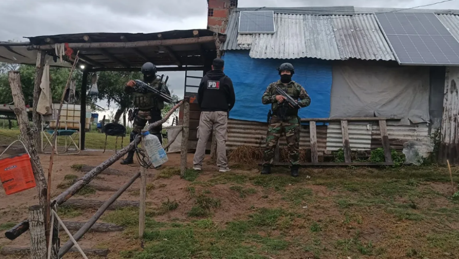 Personal de fuerzas de seguridad durante el operativo en una precaria vivienda en la zona de islas, durante la detenci&oacute;n de los dos puesteros.