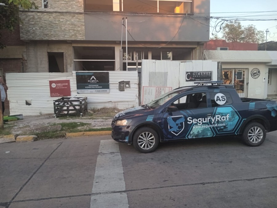 La camioneta de SECURITY RAF frente a la obra en construcci&oacute;n en la vereda oeste de Bv. Yrigoyen, casi Av. Fanti.