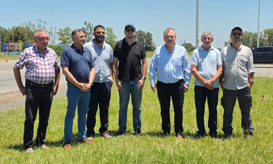 El grupo que recorri&oacute; el sitio donde se ejecutar&aacute; la obra.