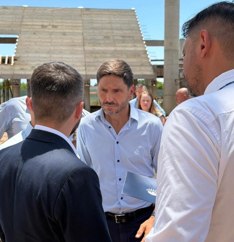 Los concejales Senn y Postovit al dialogar con el gobernador Pullaro.