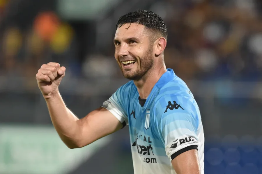 Adri&aacute;n Mart&iacute;nez festeja el primer gol de Racing ante Sportivo Luque&ntilde;o.