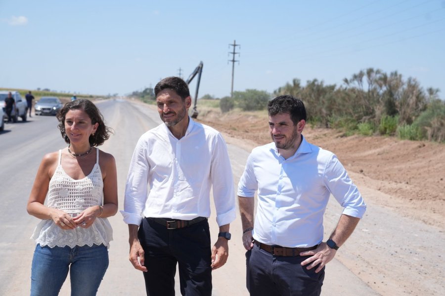 POR EL SUR PROVINCIAL. La agenda de Pullaro incluy&oacute;, adem&aacute;s, la supervisi&oacute;n de trabajos de construcci&oacute;n de viviendas, aulas y play&oacute;n escolar y la firma de un convenio del para m&aacute;s obras.