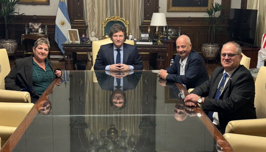 REUNION CON HERMANOS. El Presidente estuvo con ambos en su despacho presidencial. Ambos estuvieron en cautiverio por dos a&ntilde;os y fueron liberados a finales del a&ntilde;o pasado.