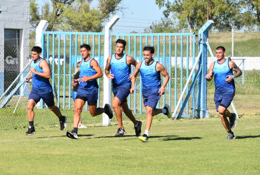 NO SE DETIENEN. La Crema sigue adelante con su puesta a punto en el predio Tito Bartomioli.