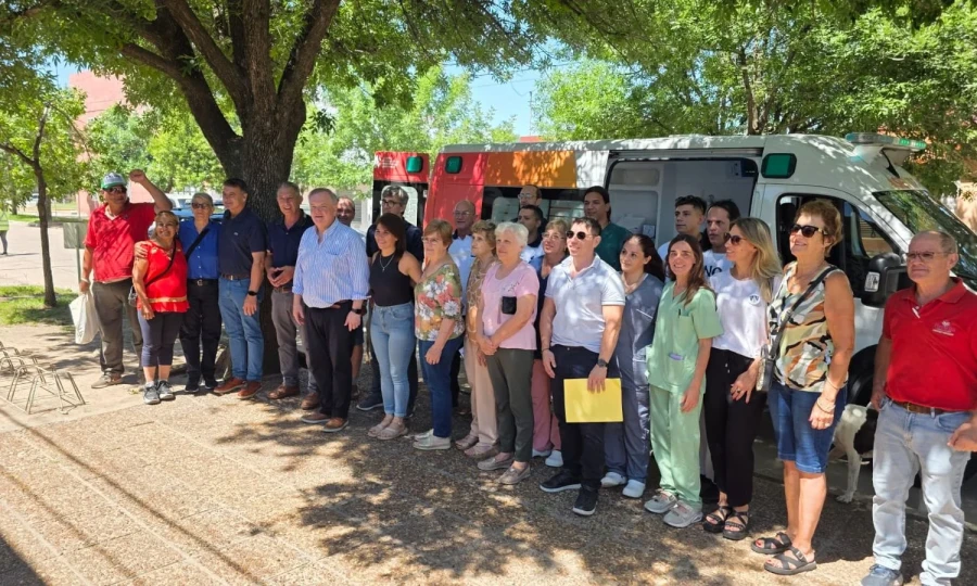 Autoridades y funcionarios  junto a la ambulancia.