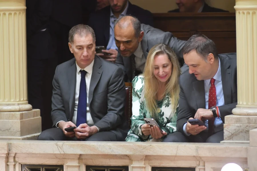 La secretaria general de la Presidencia, Karina Milei, junto a su c&iacute;rculo rojo en el Congreso.