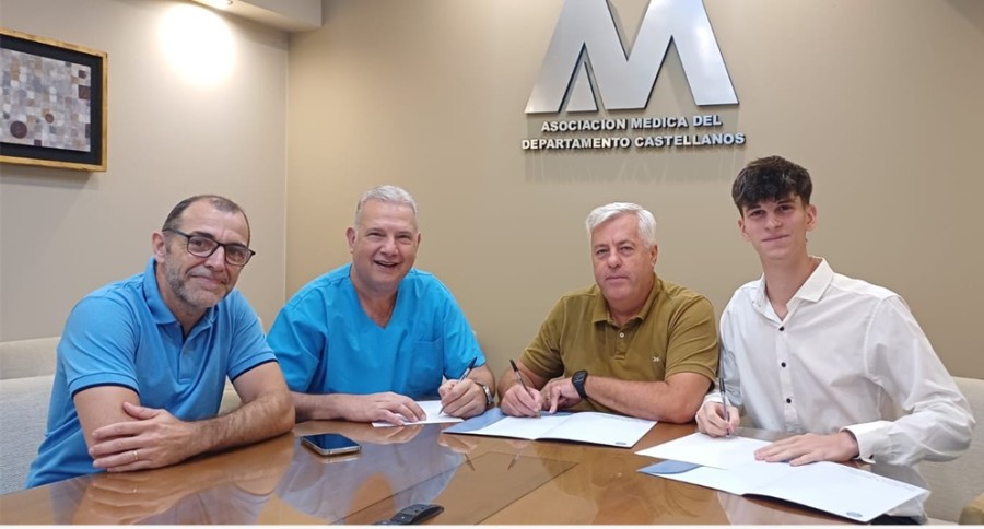 Los doctores Jes&uacute;s Perusia, Paul Schvarzstein y Jorge Bertram, vicepresidente, secretario de hacienda y presidente de la Asociaci&oacute;n M&eacute;dica respectivamente, y Emiliano Tita, titular de Innovar Salud,