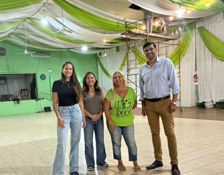 Mar&iacute;a Paz Caruso, Valeria Soltermam y Juan Postovit con Lorena Aragno en el Club de Abuelos de Calle Palmieri.