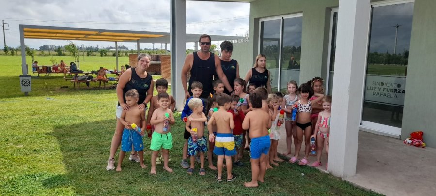 CON LOS CHICOS. El Profe Marcos Schumacher junto a un grupo de peque&ntilde;os que forman parte de la Colonia de Vacaciones "Rayitos".