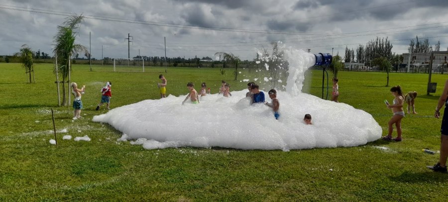 Este viernes los chicos disfrutaron de la fiesta de la espuma
