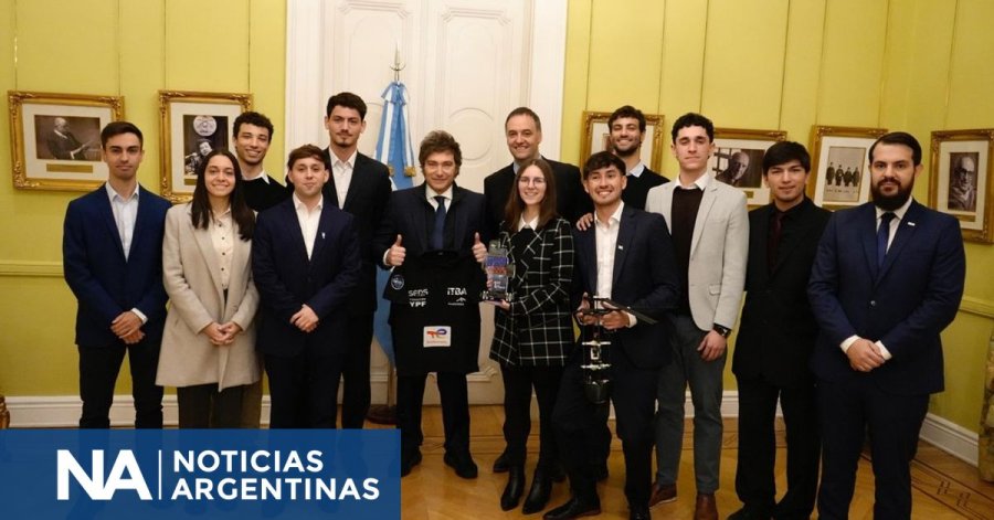 MISION HISTORICA. El presidente Milei junto con los astr&oacute;nomos argentinos.