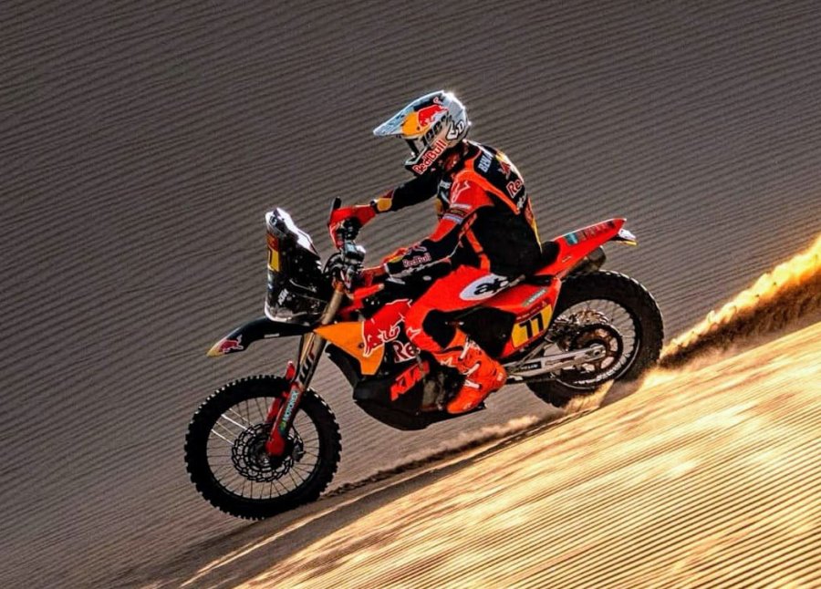 Luciano Benavides est&aacute; segundo en la general de motos con la KTM.