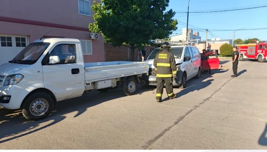 Los Bomberos Zapadores durante su intervenci&oacute;n en un siniestro vial en el que participaron tres veh&iacute;culos.