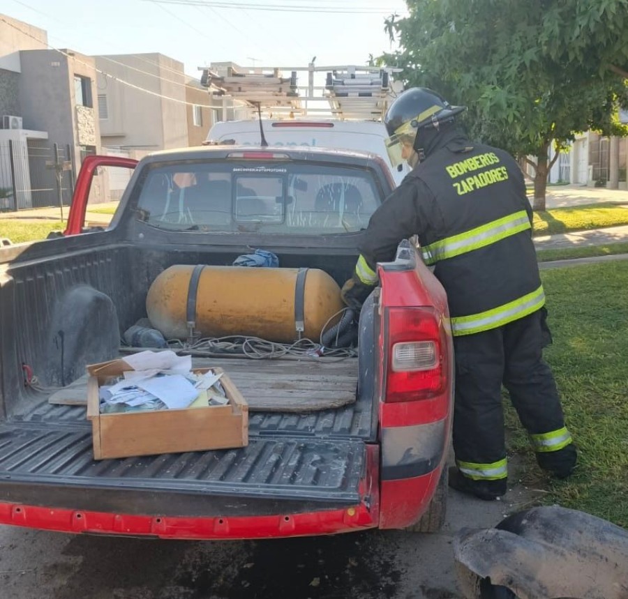 El conductor del veh&iacute;culo VW perdi&oacute; el control y colision&oacute; a otros dos que se encontraban estacionados. (FOTO DGB)