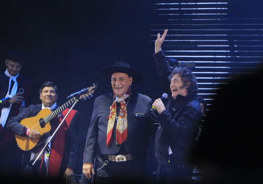 Milei cant&oacute; &ldquo;Amor Salvaje&rdquo; con el Chaque&ntilde;o Palavecino.