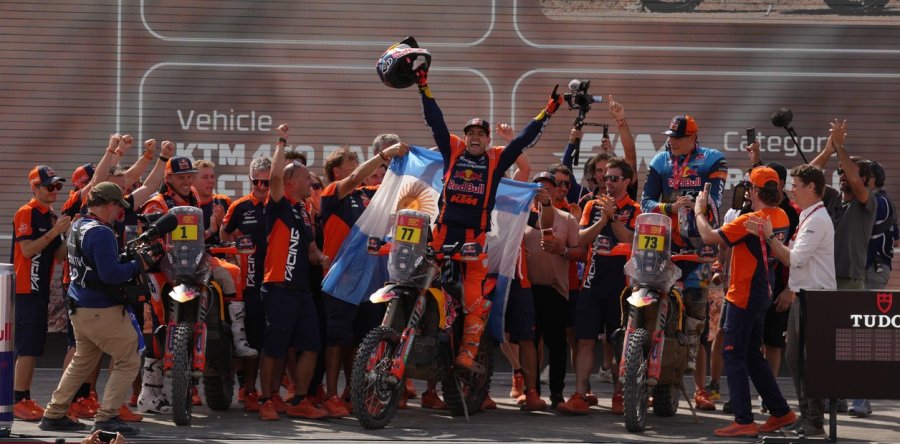 Luciano Benavides celebra a bordo de su moto y con todo su equipo en el podio, tras alcanzar una victoria &eacute;pica en el Rally Dakar..
