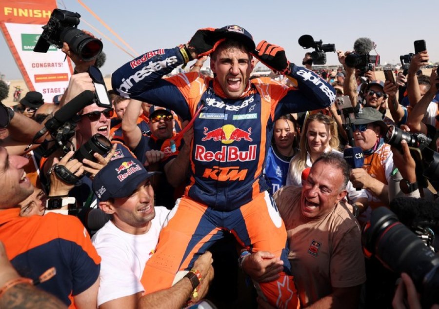 &iquest;Qu&eacute; es la felicidad? Es lo que muestra Luciano Benavides apenas cruz&oacute; la meta y asegurar su primer t&iacute;tulo en el Dakar. (FOTO AP)