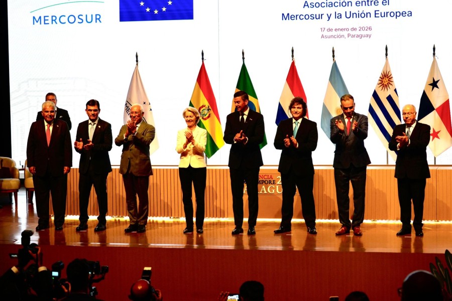 El presidente Javier Milei particip&oacute; de la foto de familia durante la ceremonia de firma del acuerdo de libre comercio entre el MERCOSUR y la Uni&oacute;n Europea.