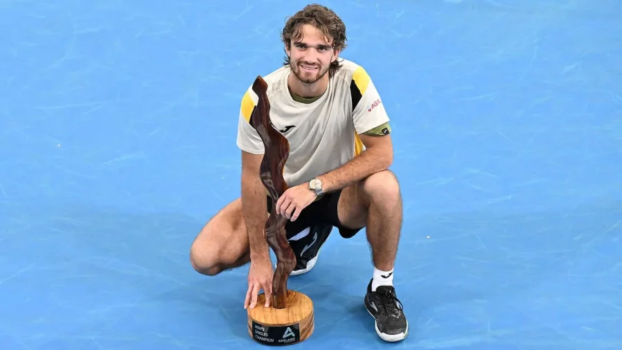 Machac con el trofeo de campe&oacute;n en el ATP 250 de Adelaida.