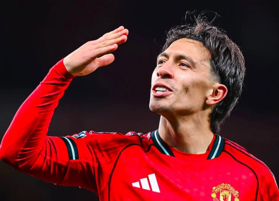 El argentino Lisandro Mart&iacute;nez fue titular en el Manchester United.