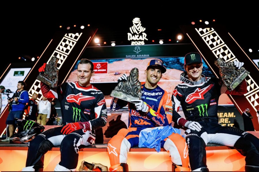 Ricky Brabec, Luciano Benavides y Tosha Schareina en el podio de motos.