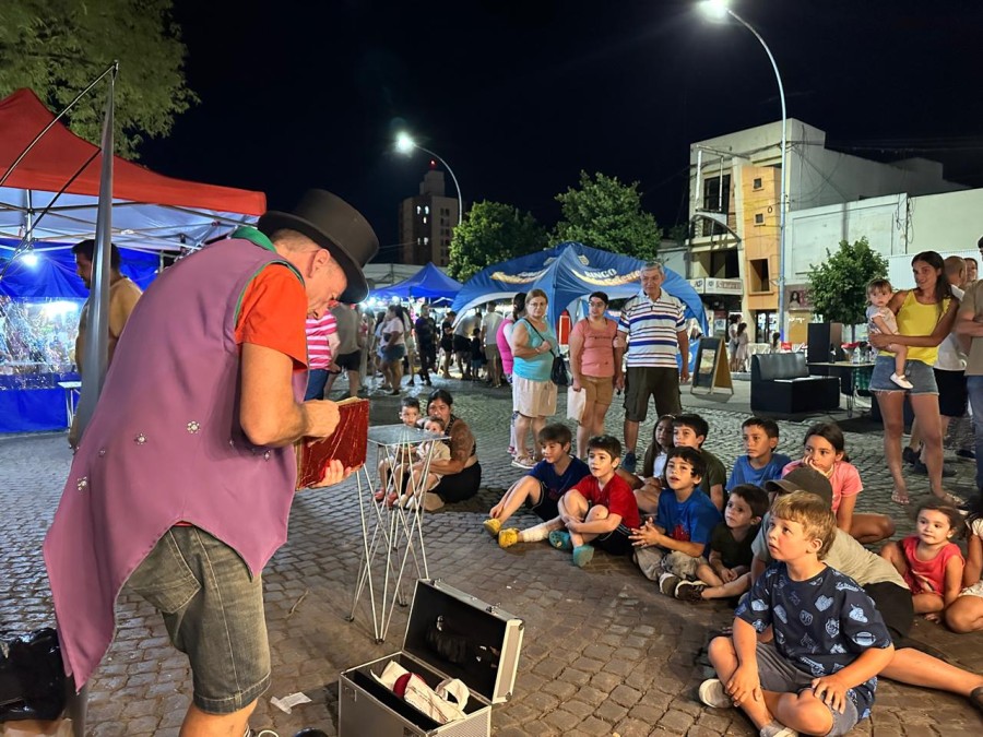 Cautivados, as&iacute; estaban los chicos en un momento de la noche en el Belgrano Fest. (FOTO M. LIOTTA)