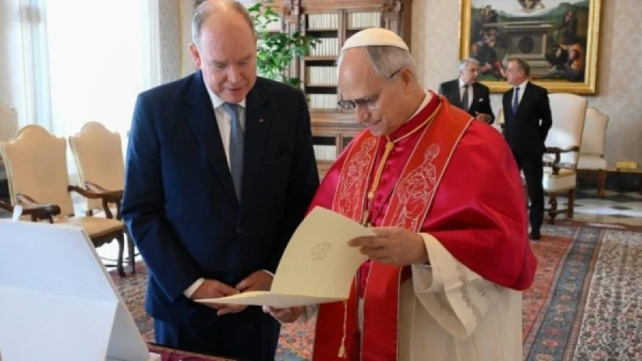 El pr&iacute;ncipe Alberto y Le&oacute;n XIV en el encuentro de la v&iacute;spera.